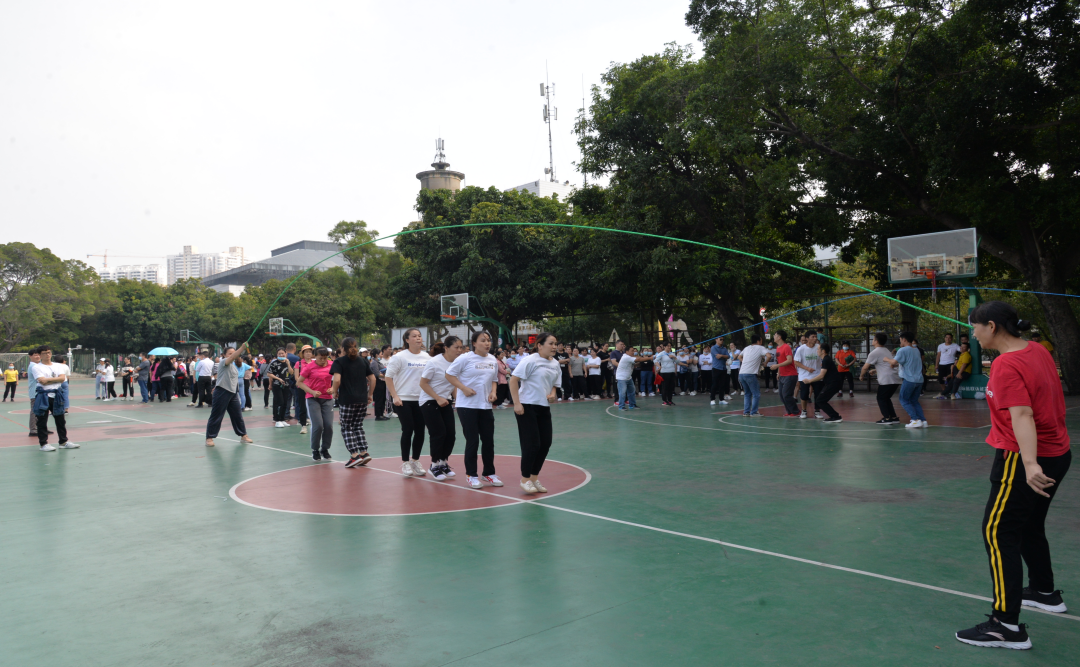 跳長(zhǎng)繩比賽.jpg 跳長(zhǎng)繩比賽.jpg